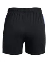 Short deportivo Under Armour Challenger Knit negro con logo blanco en la pierna izquierda.