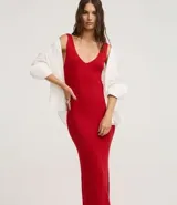 Vestido midi rojo ajustado, de punto texturizado, con escote en V y breteles medianos.