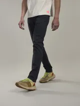 Pantalón de vestir azul marino, de corte recto, con bolsillos laterales y traseros.