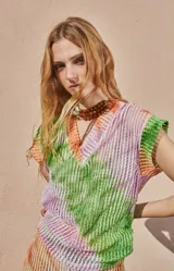 Remera de textura calada con escote en V y diseño degradado en tonos rosa y gris.