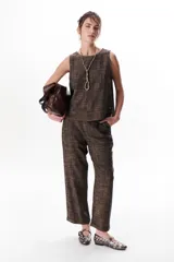 Musculosa celeste de lino con cuello redondo y corte recto.