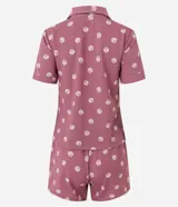 Conjunto de pijama americano corto, color rosado con estampado de caracolas. Incluye camisa de manga corta con cuello solapa y abotonado delantero, y short con cintura elástica y detalle de encaje en el ruedo.