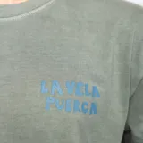 Remera verde oliva de manga corta con cuello redondo y estampado en el pecho con el logo de La Isla y La Vela Puerca.