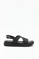 Sandalia negra con tiras entrelazadas ajustables y hebilla metálica. Su base es chunky de goma liviana y su suela elevada de 3,5cm.