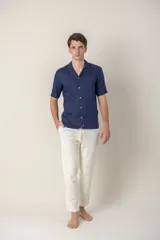 Camisa de manga corta azul marino, corte hawaiano, confeccionada en lino.