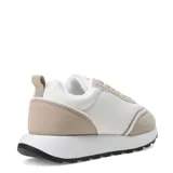 Championes urbanos color beige con detalles en negro y suela blanca.