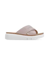 Sandalia de cuero color rosa con tiras cruzadas y suela anatómica acolchonada blanca.