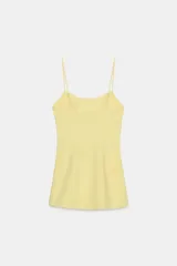 Mono corto amarillo pastel con escote redondo, tirantes finos ajustables y abertura frontal con solapa. Presenta cierre lateral oculto.