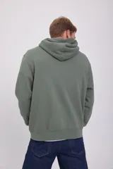 Canguro verde con capucha y cordones ajustables, bolsillo tipo canguro y puños y bajo acanalados. Estampado en relieve con el texto "Originals Studio BROUGHT TO YOU BY JACK&JONES® DESIGNED IN COPENHAGEN".