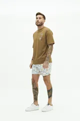 Short de baño con estampado a rayas verticales en tonos celeste y blanco, con cintura elástica ajustable con cordón, dos bolsillos laterales y uno trasero.