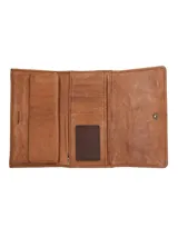 Billetera de cuero color marrón con diseño trenzado en la solapa y cierre con broche imantado. Cuenta con ocho compartimentos para tarjetas, bolsillo interno con broche para monedas, compartimento para billetes y bolsillo trasero con cierre.
