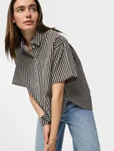 Camisa de popelina con mangas cortas, cuello clásico y cierre frontal de botones. Presenta un estampado de rayas verticales finas en tonos marrón oscuro y blanco.