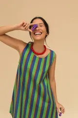 Vestido corto a rayas verticales en tonos marrón, negro y naranja. De corte recto, sin mangas y con cuello redondo. Confeccionado en algodón.