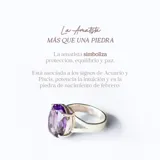 Anillo de plata 925 con una piedra amatista central de talla ovalada, engarzada con cuatro garras sobre una banda de plata con diseño de hombros abiertos.