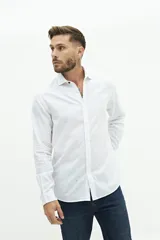 Camisa de lino color beige, de manga larga, corte semi slim y logo bordado en el pecho.