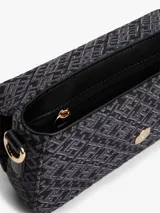 Cartera tipo mensajera de forma rectangular, con solapa frontal y correa ajustable. El cuerpo del bolso está confeccionado en jacquard con un patrón repetitivo del monograma TH en tonos negro y gris oscuro. Posee una insignia metálica dorada con el logo TH en el centro de la solapa.