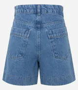 Short de jean azul claro, modelo mom, con cintura alta, cintura sastre y botón forrado.