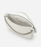 Bolso baguette blanco de cuero sintético con textura croco, correa de hombro y correa de cadena plateada.