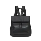 Mochila negra de cuero sintético con cierre superior y bolsillo frontal con logo de la marca. Tiene asa de mano y correas ajustables para los hombros.