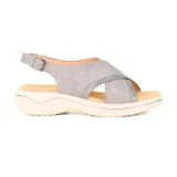 Sandalias plateadas con tiras cruzadas, hebilla lateral y suela blanca.