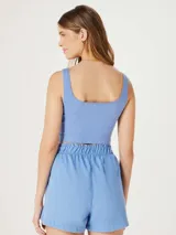 Musculosa corta celeste de tejido acanalado con cuello cuadrado y breteles anchos.