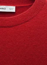 Sweater lila de cashmere con cuello redondo y mangas largas.