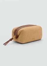 Neceser color beige con textura tipo rafia, cierre de cremallera y logo en relieve.