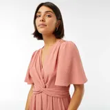 Vestido largo color rosa con cuello en V cruzado, mangas cortas con volados y cintura anudada.