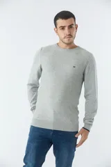 Sweater negro de algodón con cuello redondo y logo bordado en el pecho.