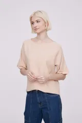 Remera color beige claro, de corte holgado y mangas 3/4 con cuello bote.