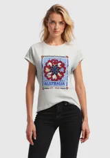 Remera de manga corta color crudo con estampado central de un diseño floral con la palabra "Australia" y el año "1946".