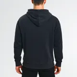 Hoodie negro de algodón grueso con capucha, cordones con detalles metálicos y bolsillo tipo canguro.