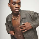 Collar de cadena de bolas de metal bañada en plata de ley, con cierre y dije de candado en baño de oro 18k.