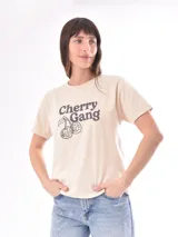Remera rosa con estampado de labios rojos y texto en letras rojas y blancas.