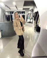 Sobrecamisa color marrón con cuello camisero, cierre frontal con botones, mangas largas con puños abotonados, dos bolsillos de parche en el pecho y ruedo desflecado.
