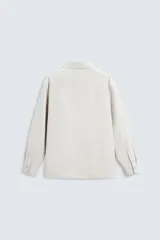 Camisa relaxed fit confeccionada en tejido con mezcla de algodón con tacto suave. Cuello solapa y manga larga acaba en puño con botón. Bolsillo plastrón en pecho. Cierre frontal de botonadura.