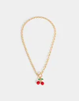 Collar corto dorado con cadena de eslabones y dije de cerezas esmaltadas en rojo y verde.