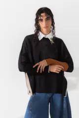 Sweater de punto calado color beige con apliques geométricos en marrón y mangas 3/4.