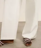 Sandalia plana con tiras finas cruzadas con brillos y punta cuadrada.