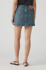 Minifalda de denim azul con cierre de botones frontal y bolsillos delanteros y traseros.