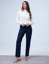 Pantalón negro de gabardina elastizada, marca Ruby Rd, de corte recto. Delantera con bolsillos simulados y trasera con bolsillos aplicados.