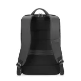 Mochila negra de poliéster impermeable con capacidad de 22 litros. Tiene compartimento para laptop de hasta 17,3 pulgadas, cuatro bolsillos interiores (dos con cremallera), dos espacios para botellas de agua, llavero interior, espacio para tarjeta y cinturón para valija en la parte trasera.