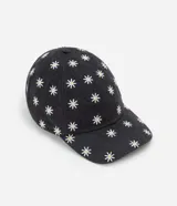 Gorra negra con estampado de margaritas blancas y amarillas, de algodón.