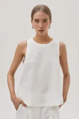 Musculosa blanca de lino con escote redondo y espalda descubierta.