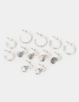 Set de seis pares de aros plateados con forma de argolla y dijes con texturas y diseños en bajo relieve.