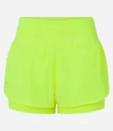 Bermuda deportiva de microfibra color blanco, corte runner con cintura elástica y forro interno.
