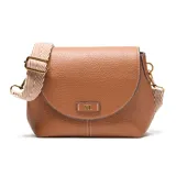 Bandolera pequeña de material símil cuero color habano, con solapa frontal y cierre superior. Presenta un logo metálico XL en el frente y herrajes dorados. Incluye correa larga regulable y desmontable.