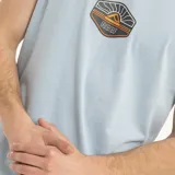 Musculosa celeste con cuello redondo y estampado en el pecho con un paisaje de atardecer y el logo de la marca Reef.