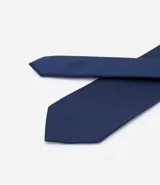 Corbata clásica color borgoña, de tela satinada con textura.