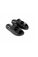 Sandalias planas negras de cuero con textura y múltiples correas ajustables con velcro.